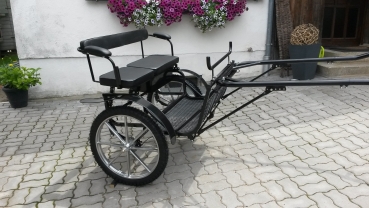 Sulky für Pony bis Haflinger "Typ Luzern 3" mit Scheibenbremse, Kotflügel, Gummimatte, Stauraumkiste