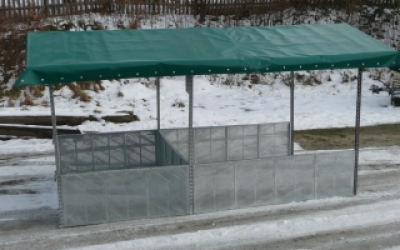Heuraufe mit Unterstand